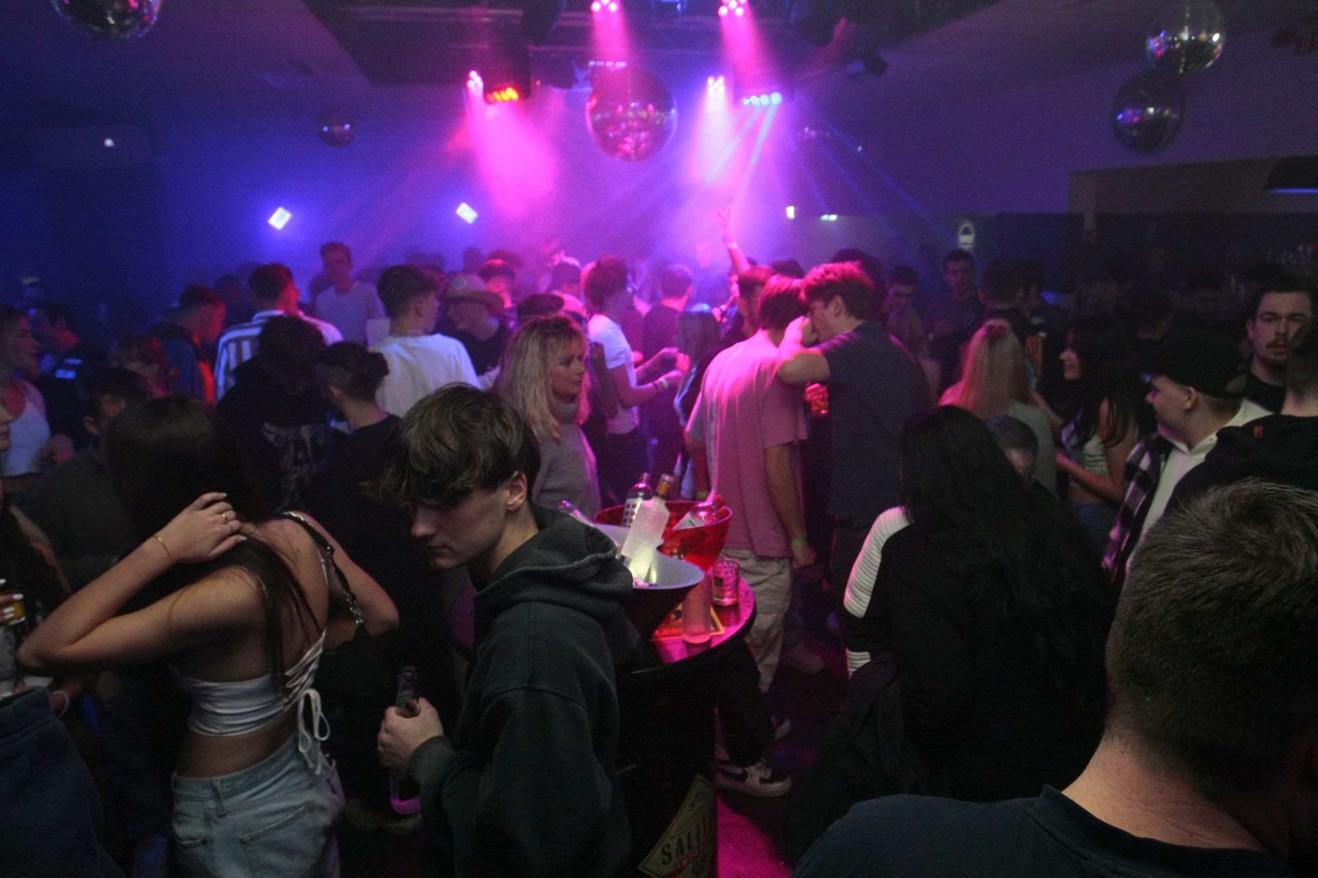 Tanzfläche im Club Aber Herzlich mit Lichtshow