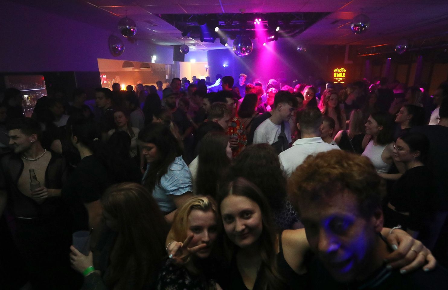 Volle Tanzfläche bei einer Party