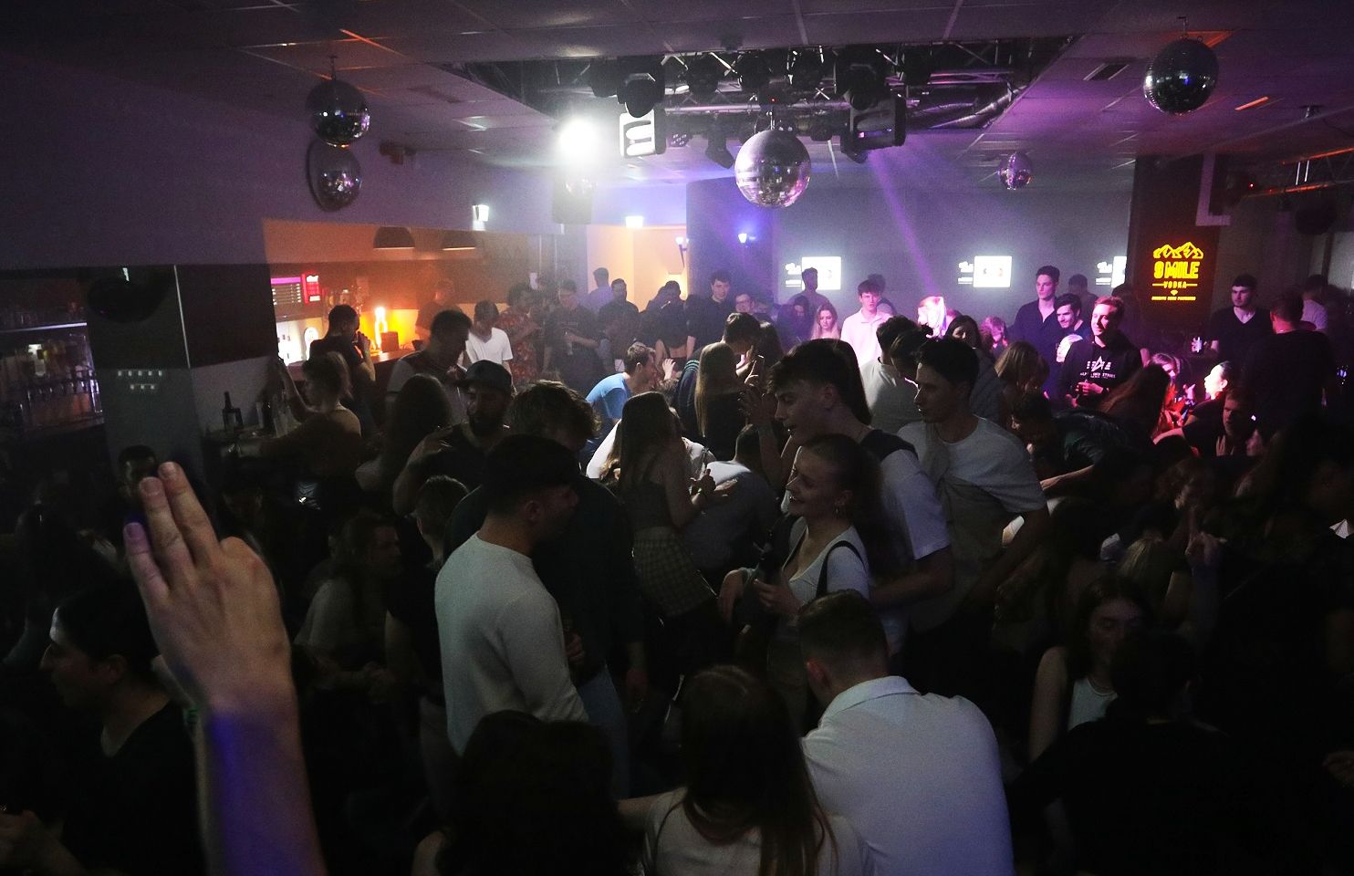 Volle Tanzfläche im Club Aber Herzlich